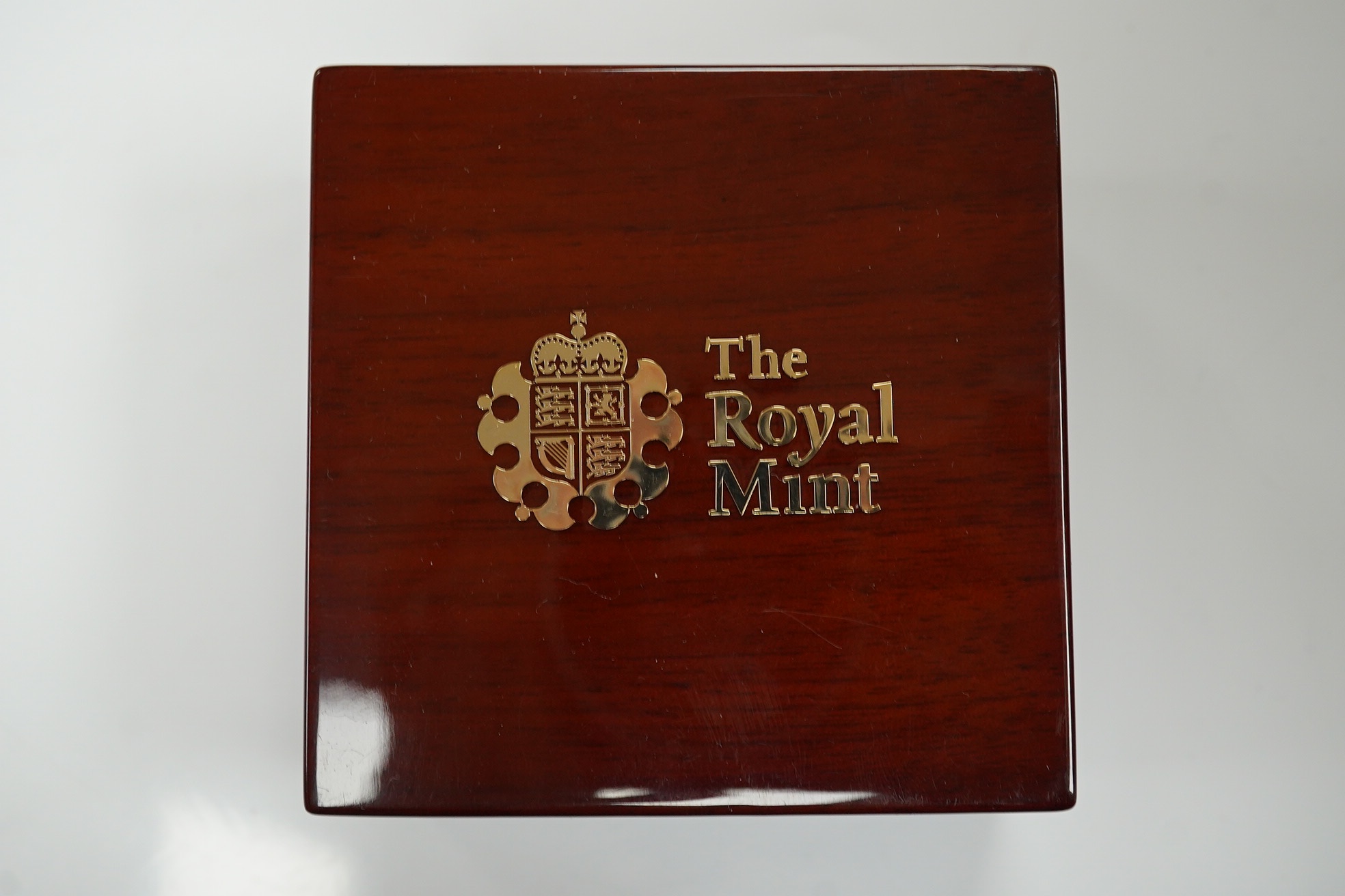 British gold coins, Royal Mint UK QEII gold proof sovereign 2017, in wooden case of issue, no certificate